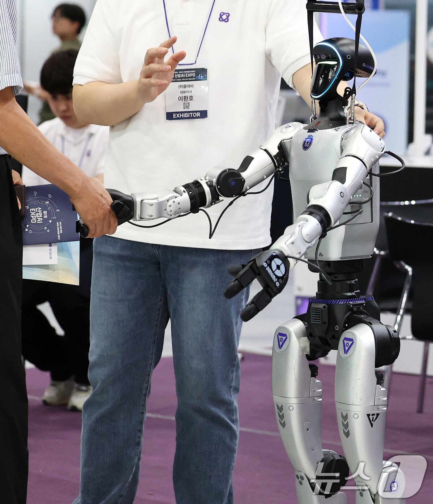 본문 이미지 - 3일 서울 강서구 코엑스 마곡 컨벤션센터에서 열린 '제1회 산업 AI 엑스포'에서 AI 스타트업 클레비가 인간 동작을 학습하는 피지컬 AI를 구현한 휴머노이드 로봇을 선보이고 있다. '인공지능(AI)과 산업의 융합, 새로운 산업혁명을 이끌다'를 주제로 열리는 이번 행사는 엔비디아, 마이크로소프트(MS) 등 글로벌 빅테크와 HD현대, LG CNS 등 100여개 기업이 참가한 가운데 오는 5일까지 사흘간 개최된다. 2025.9.3/뉴스1 ⓒ News1 오대일 기자