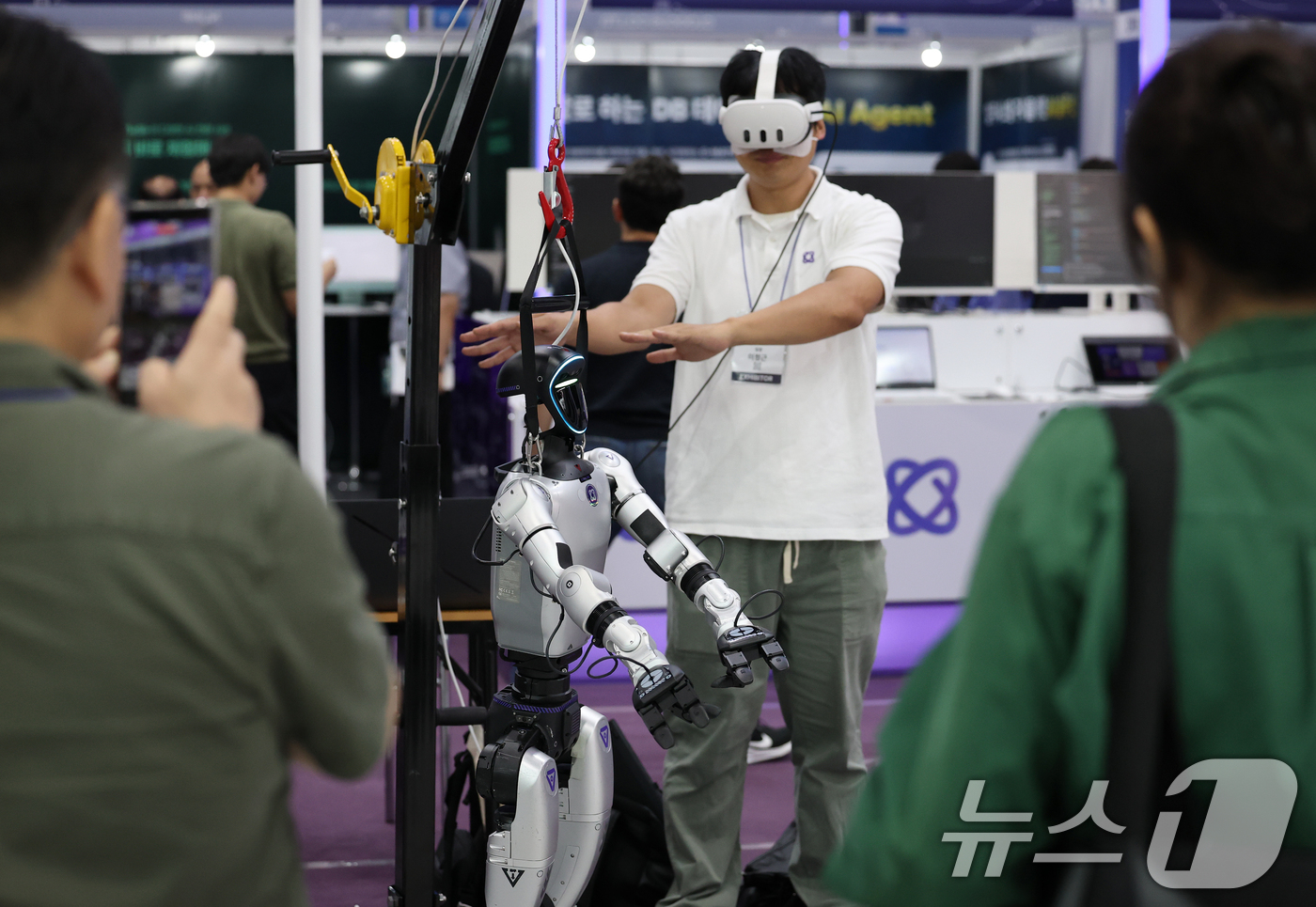 (서울=뉴스1) 오대일 기자 = 3일 서울 강서구 코엑스 마곡 컨벤션센터에서 열린 '제1회 산업 AI 엑스포'에서 AI 스타트업 클레비가 인간 동작을 학습하는 피지컬 AI를 구현한 …