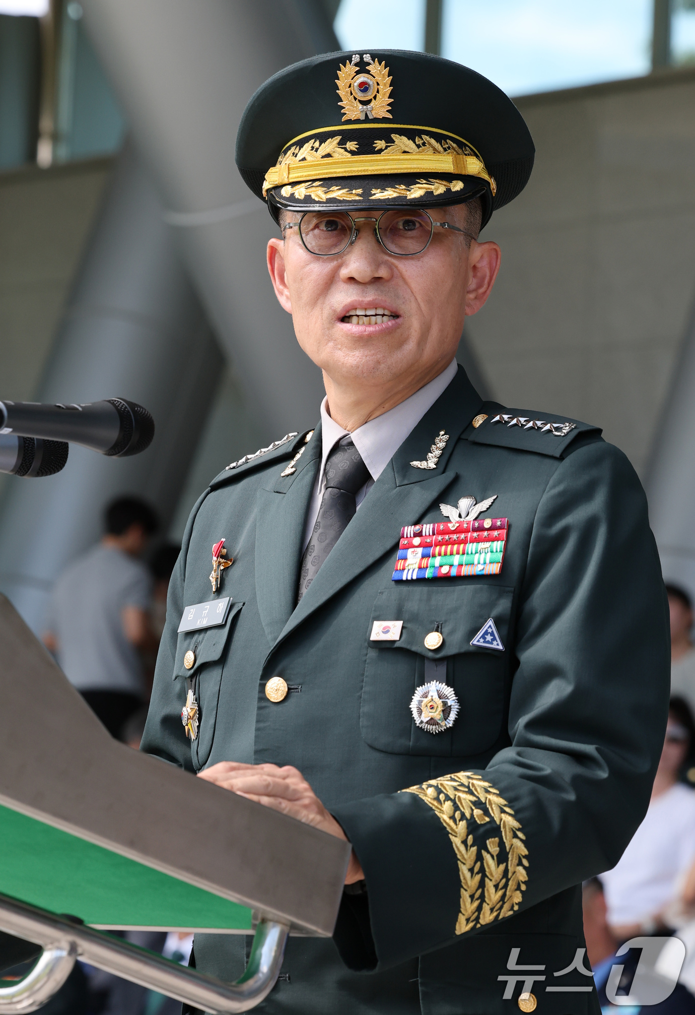 (계룡=뉴스1) 김기태 기자 = 김규하 신임 육군참모총장이 3일 충남 계룡대에서 열린 육군참모총장 취임식 및 고창준 대장 전역식에서 취임사를 하고 있다. 2025.9.3/뉴스1