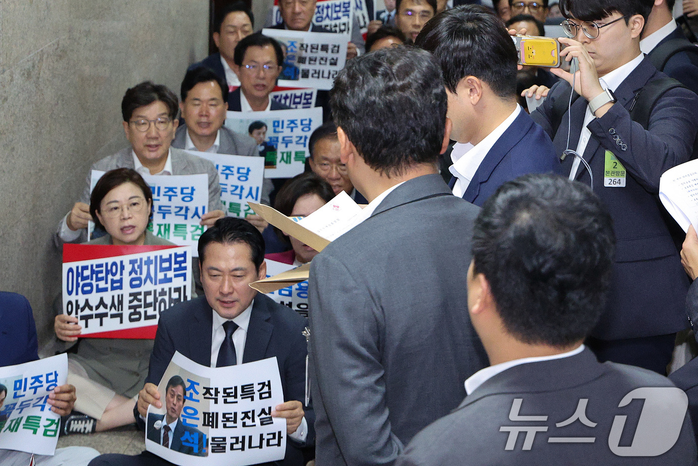 (서울=뉴스1) 신웅수 기자 = 국민의힘 의원들이 3일 오후 서울 여의도 국회 국민의힘 원내대표실 앞에서 긴급 의원총회를 가진 가운데 내란특검 수사관들이 원내대표실 압수수색에 나서 …