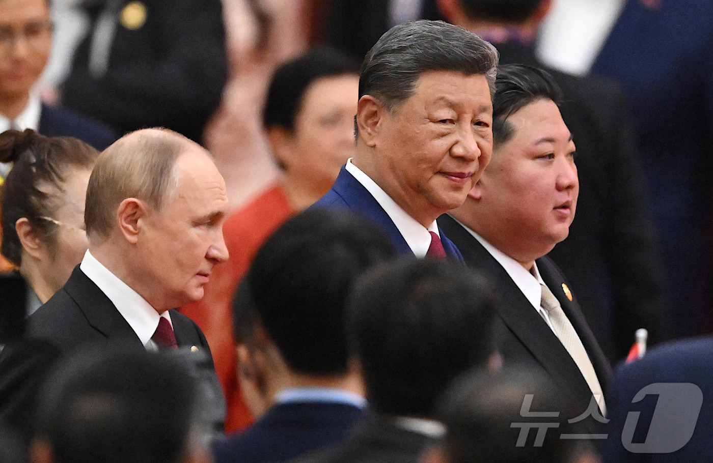 (베이징 AFP=뉴스1) 최종일 선임기자 = 김정은 북한 노동당 총비서와 시진핑 중국 국가주석, 블라디미르 푸틴 러시아 대통령이 3일 중국 베이징 인민대회당에서 열린 리셉션 행사에 …