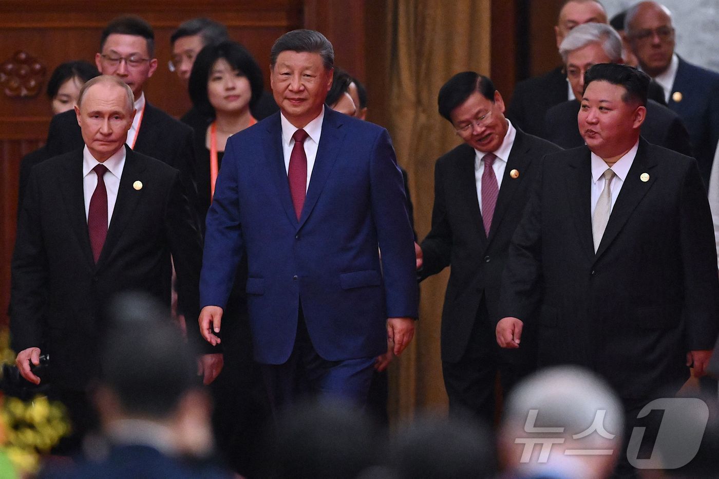 본문 이미지 - 김정은 북한 노동당 총비서와 시진핑 중국 국가주석, 블라디미르 푸틴 러시아 대통령이 지난 3일 중국 베이징 인민대회당에서 열린 리셉션 행사에 참석했다. 이날 앞서 이들은 톈안먼 일대에서 열린 제2차 세계대전 승전 80주년 기념 열병식 행사에 참석했다. 2025.09.03 ⓒ AFP=뉴스1 ⓒ News1 최종일 선임기자
