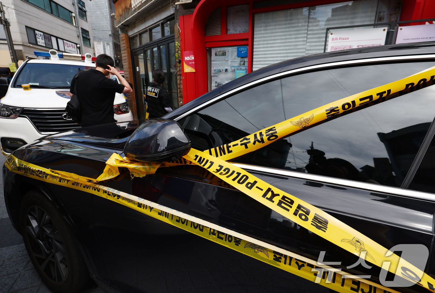 (서울=뉴스1) 김민지 기자 = 3일 흉기난동 사건이 발생한 서울 관악구 조원동의 한 주택가에서 경찰이 현장을 조사하고 있다.소방당국 등에 따르면 이날 오전 10시 50분쯤 조원동 …