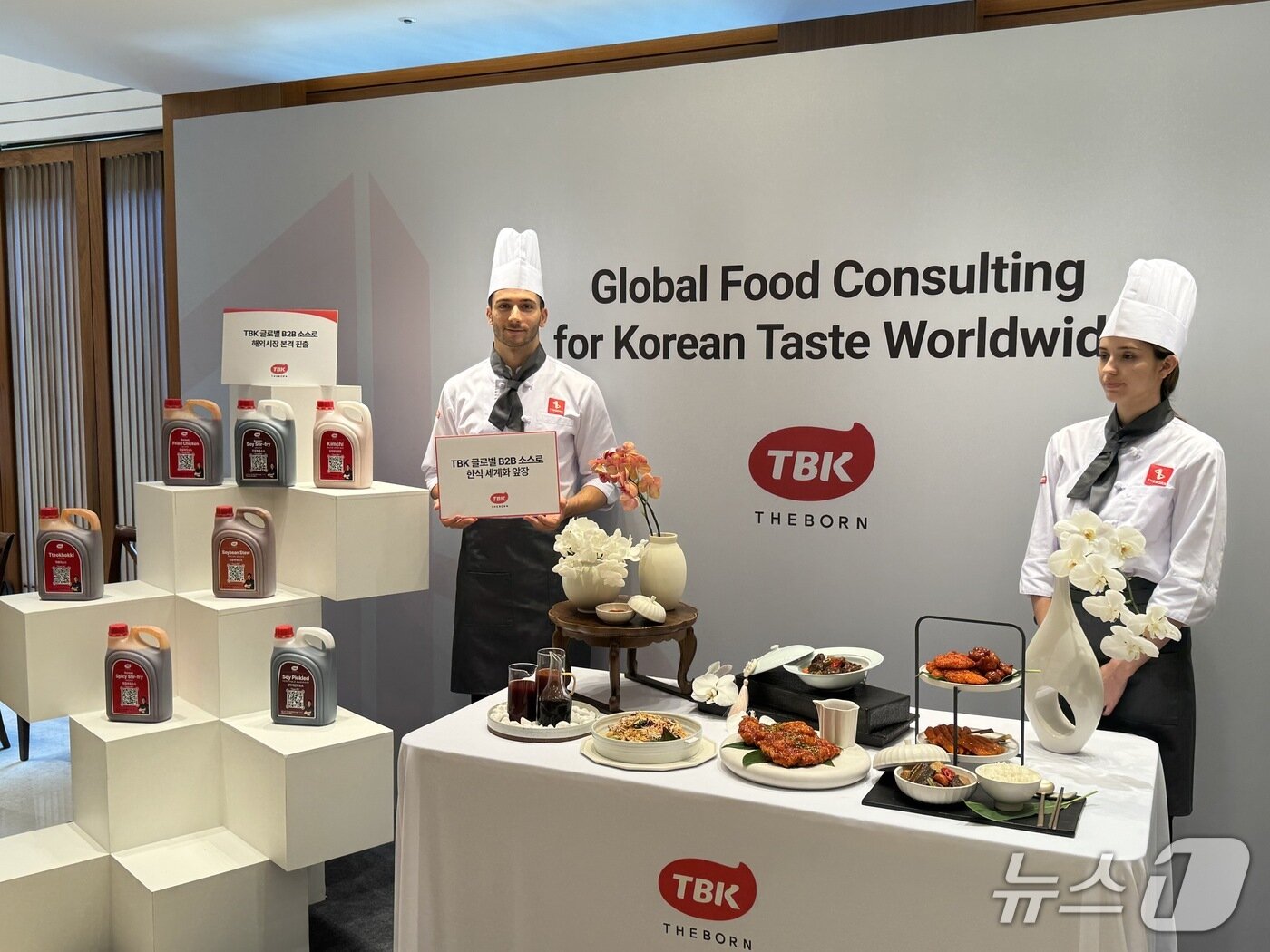 본문 이미지 - 더본코리아가 'TBK'(The Born Korea) 글로벌 B2B 소스 론칭 시연회를 열고, 글로벌 유통 사업 전략을 발표했다./뉴스1 ⓒ News1 이강 기자