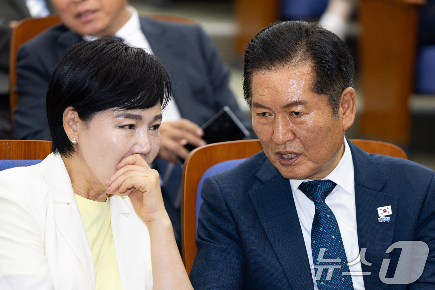(서울=뉴스1) 유승관 기자 = 정청래 더불어민주당 대표와 전현희 최고위원이 3일 서울 여의도 국회에서 열린 정책의원총회에서 대화하고 있다. 2025.9.3/뉴스1