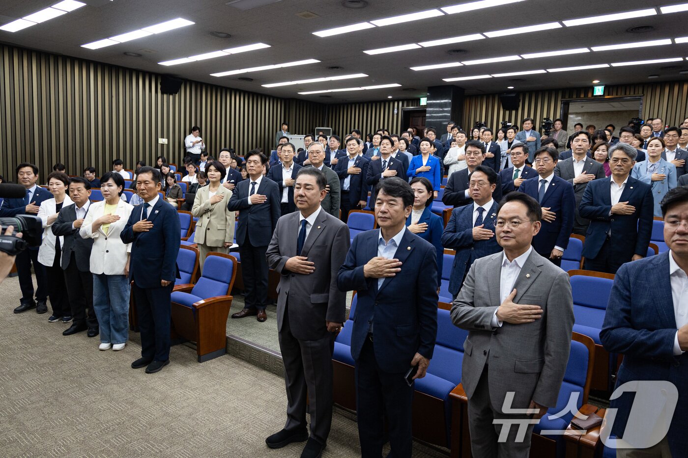 본문 이미지 - 정청래 더불어민주당 대표와 김병기 원내대표를 비롯한 의원들이 3일 서울 여의도 국회에서 열린 정책의원총회에서 국민의례를 하고 있다. 2025.9.3/뉴스1 ⓒ News1 유승관 기자