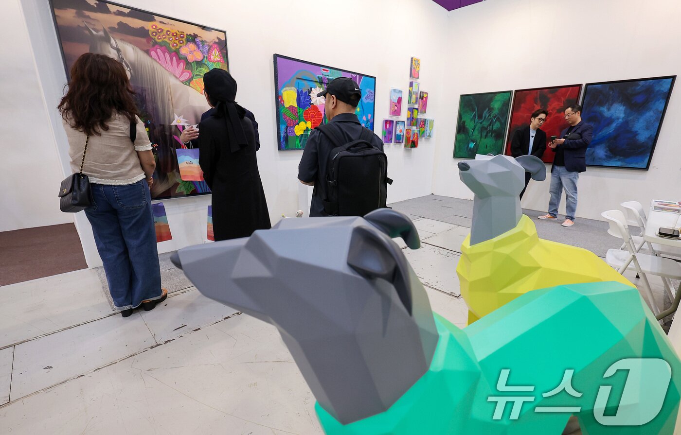 본문 이미지 - 3일 서울 강남구 코엑스에서 열린 국내 최대 규모의 아트페어 &#39;키아프 서울 2025&#39; VIP 프리뷰 데이를 찾은 관람객들이 전시장을 둘러보고 있다. 2025.9.3/뉴스1 ⓒ News1 김성진 기자