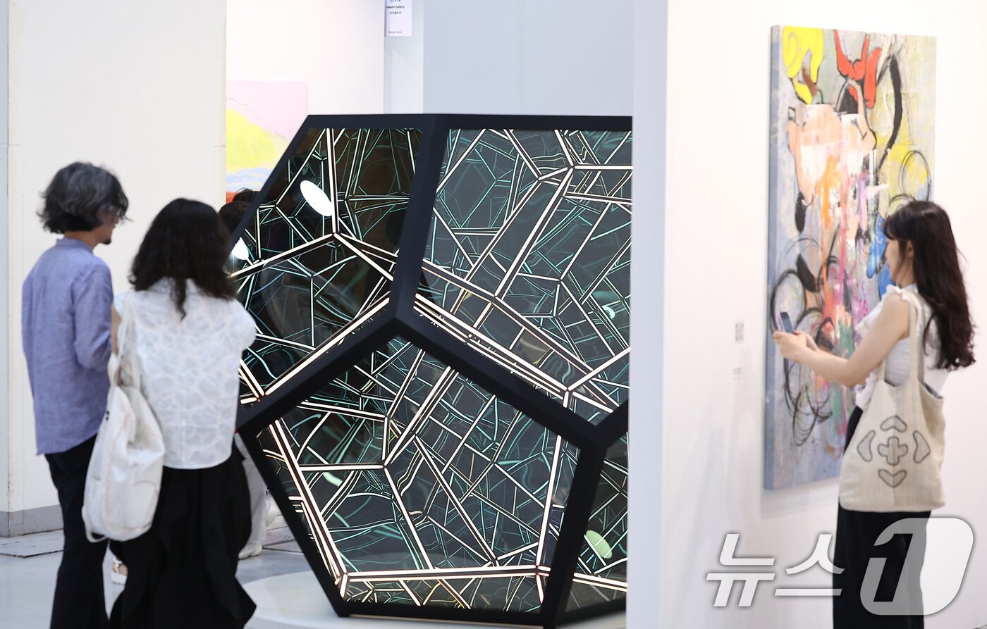 본문 이미지 - 3일 서울 강남구 코엑스에서 열린 국내 최대 규모의 아트페어 &#39;키아프 서울 2025&#39; VIP 프리뷰 데이를 찾은 관람객들이 전시장을 둘러보고 있다. 2025.9.3/뉴스1 ⓒ News1 김성진 기자