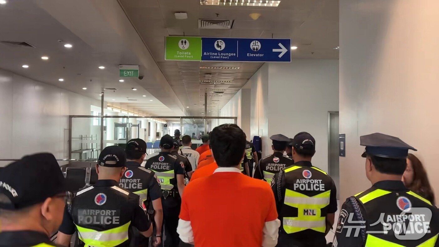 본문 이미지 - 3일 오전(현지시간) 필리핀 현지에서 검거된 한인 피의자들이 마닐라 니노이 아키노 공항에서 국내 송환용 전세기에 탑승하기 위해 이동하고 있다. (경찰청 제공)