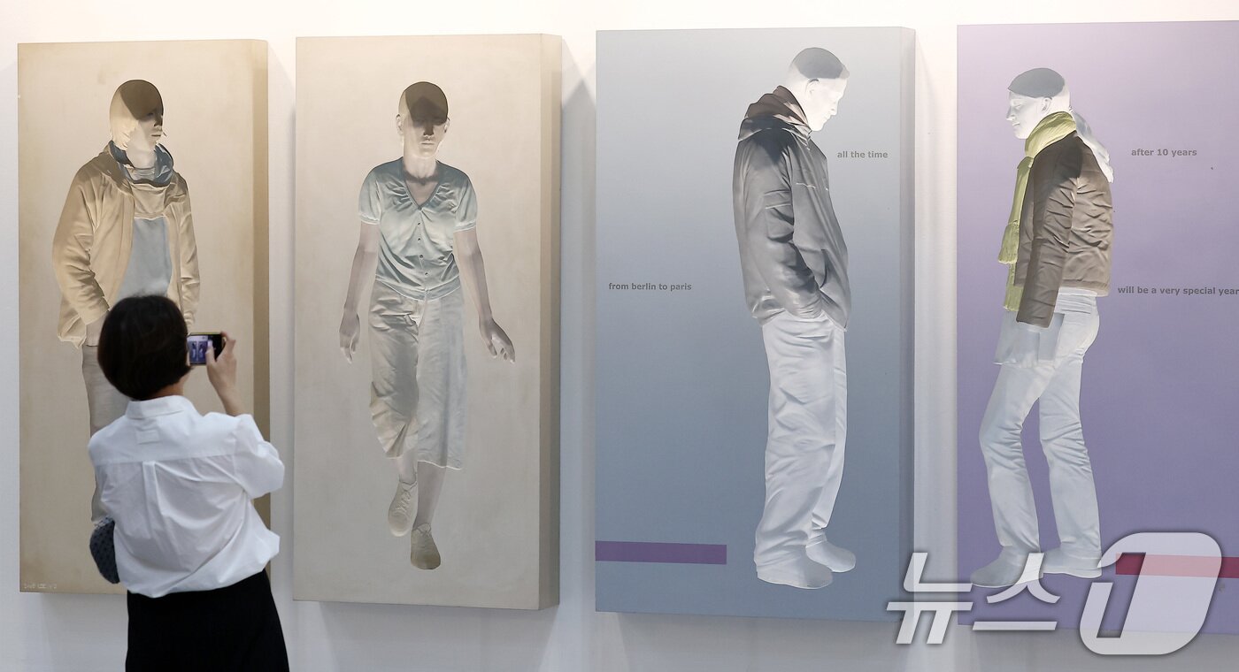 본문 이미지 - 3일 서울 강남구 코엑스에서 열린 국내 최대 규모의 아트페어 &#39;키아프 서울 2025&#39; VIP 프리뷰 데이를 찾은 관람객들이 전시장을 둘러보고 있다. 키아프 서울은 올해 &#39;공진&#39;&#40;Resonance&#41;이라는 주제로, 지속 가능한 미술 생태계 구축을 위해 정부와 프리즈 서울, 다양한 문화예술 기관들과의 협업을 강화했다. 2025.9.3/뉴스1 ⓒ News1 김성진 기자