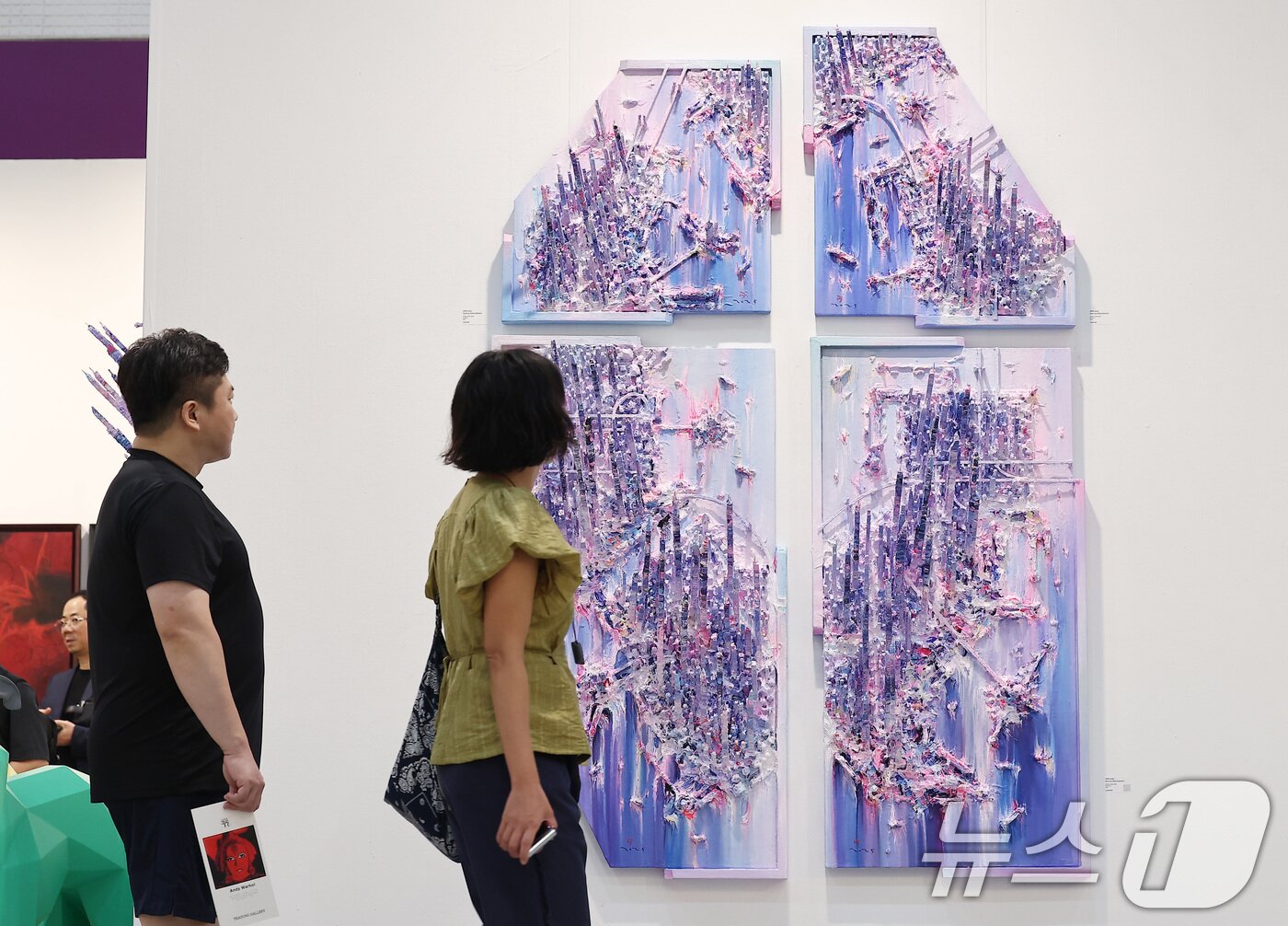 본문 이미지 - 3일 서울 강남구 코엑스에서 열린 국내 최대 규모의 아트페어 &#39;키아프 서울 2025&#39; VIP 프리뷰 데이를 찾은 관람객들이 전시장을 둘러보고 있다. 키아프 서울은 올해 &#39;공진&#39;&#40;Resonance&#41;이라는 주제로, 지속 가능한 미술 생태계 구축을 위해 정부와 프리즈 서울, 다양한 문화예술 기관들과의 협업을 강화했다. 2025.9.3/뉴스1 ⓒ News1 김성진 기자