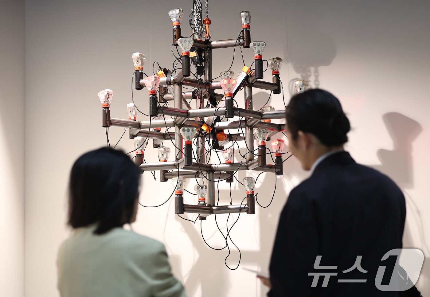 본문 이미지 - 3일 서울 강남구 코엑스에서 열린 글로벌 아트페어 &#39;프리즈 서울 2025&#39; VIP 프리뷰 데이를 찾은 관람객들이 전시장을 둘러보고 있다 2025.9.3/뉴스1 ⓒ News1 김성진 기자