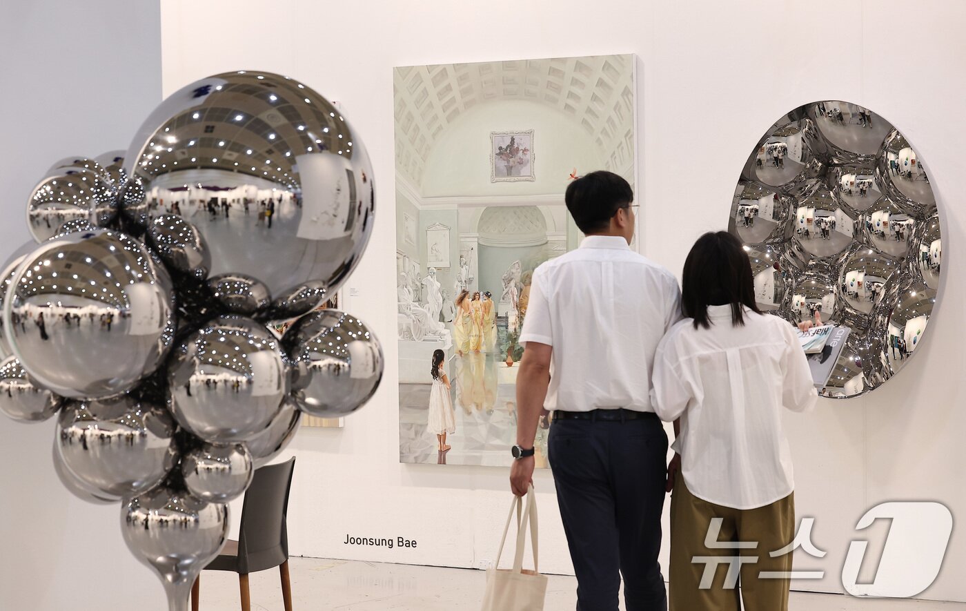 본문 이미지 - 3일 서울 강남구 코엑스에서 열린 국내 최대 규모의 아트페어 &#39;키아프 서울 2025&#39; VIP 프리뷰 데이를 찾은 관람객들이 전시장을 둘러보고 있다. 키아프 서울은 올해 &#39;공진&#39;&#40;Resonance&#41;이라는 주제로, 지속 가능한 미술 생태계 구축을 위해 정부와 프리즈 서울, 다양한 문화예술 기관들과의 협업을 강화했다. 2025.9.3/뉴스1 ⓒ News1 김성진 기자