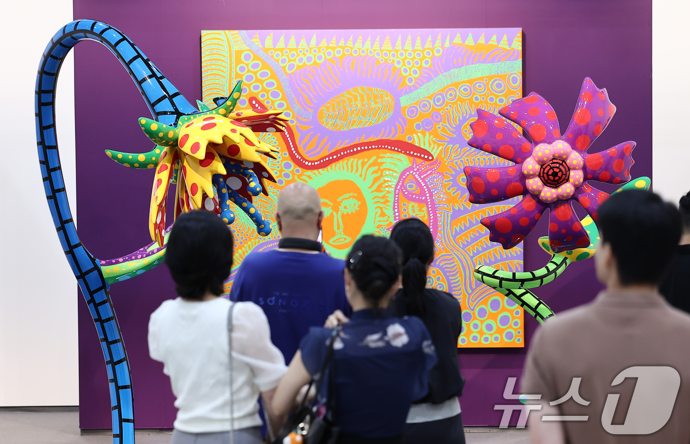 (서울=뉴스1) 김성진 기자 = 3일 서울 강남구 코엑스에서 열린 글로벌 아트페어 '프리즈 서울 2025' VIP 프리뷰 데이를 찾은 관람객들이 전시장을 둘러보고 있다.올해로 4회 …