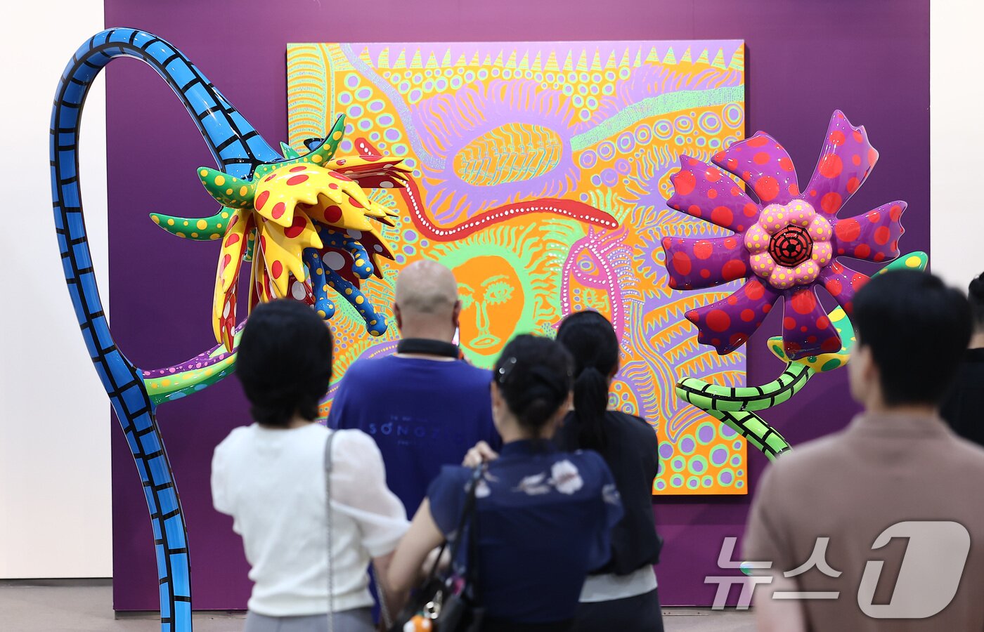 본문 이미지 - 3일 서울 강남구 코엑스에서 열린 글로벌 아트페어 &#39;프리즈 서울 2025&#39; VIP 프리뷰 데이를 찾은 관람객들이 전시장을 둘러보고 있다. 올해로 4회째를 맞는 프리즈 서울은 30여 개국 120개 이상의 갤러리가 참가해 아시아 미술 시장의 허브로서 입지를 다진다. &#39;프리즈 마스터스&#39;와 &#39;포커스 아시아&#39; 등 주요 섹션을 통해 페어의 깊이와 다양성을 보여준다. 2025.9.3/뉴스1 ⓒ News1 김성진 기자