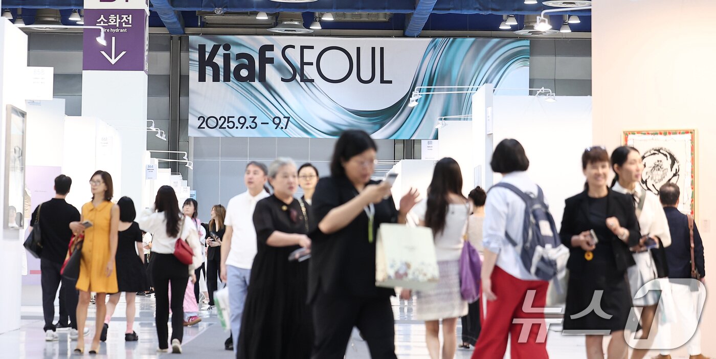 본문 이미지 - 3일 서울 강남구 코엑스에서 열린 국내 최대 규모의 아트페어 &#39;키아프 서울 2025&#39; VIP 프리뷰 데이를 찾은 관람객들이 전시장을 둘러보고 있다.  2025.9.3/뉴스1 ⓒ News1 김성진 기자