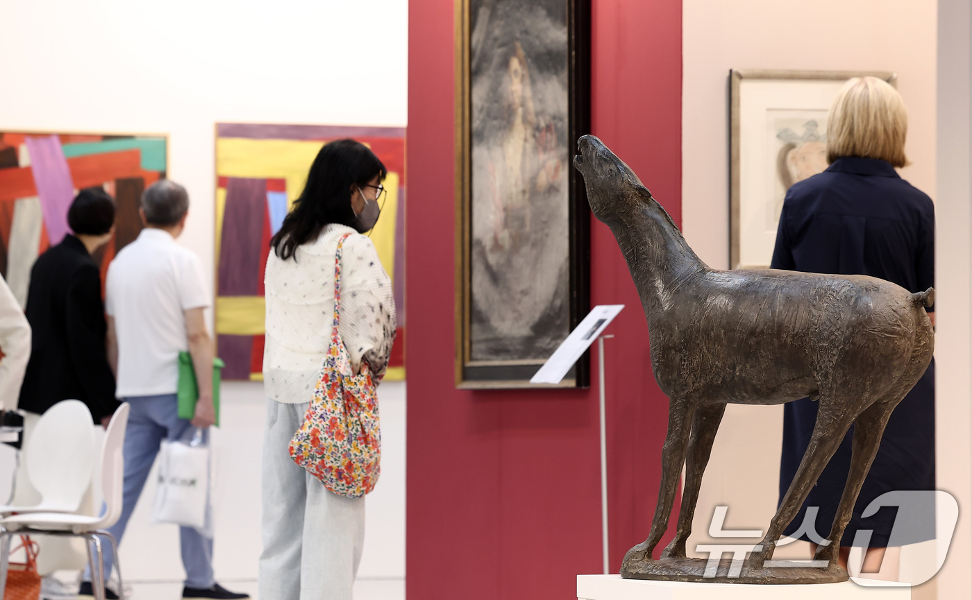 (서울=뉴스1) 김성진 기자 = 3일 서울 강남구 코엑스에서 열린 국내 최대 규모의 아트페어 '키아프 서울 2025' VIP 프리뷰 데이를 찾은 관람객들이 전시장을 둘러보고 있다. …