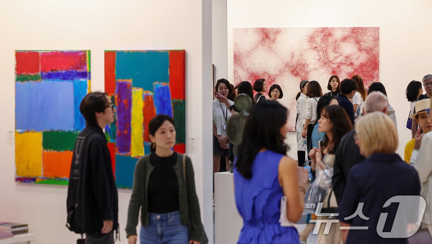 본문 이미지 - 3일 서울 강남구 코엑스에서 열린 국내 최대 규모의 아트페어 &#39;키아프 서울 2025&#39; VIP 프리뷰 데이를 찾은 관람객들이 전시장을 둘러보고 있다. 키아프 서울은 올해 &#39;공진&#39;&#40;Resonance&#41;이라는 주제로, 지속 가능한 미술 생태계 구축을 위해 정부와 프리즈 서울, 다양한 문화예술 기관들과의 협업을 강화했다. 2025.9.3/뉴스1 ⓒ News1 김성진 기자
