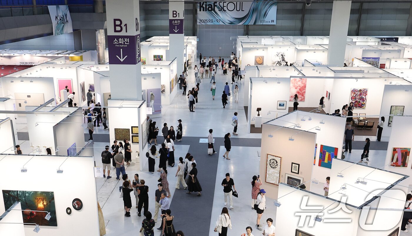 본문 이미지 - 3일 서울 강남구 코엑스에서 열린 국내 최대 규모의 아트페어 &#39;키아프 서울 2025&#39; VIP 프리뷰 데이를 찾은 관람객들이 전시장을 둘러보고 있다. 키아프 서울은 올해 &#39;공진&#39;&#40;Resonance&#41;이라는 주제로, 지속 가능한 미술 생태계 구축을 위해 정부와 프리즈 서울, 다양한 문화예술 기관들과의 협업을 강화했다. 2025.9.3/뉴스1 ⓒ News1 김성진 기자