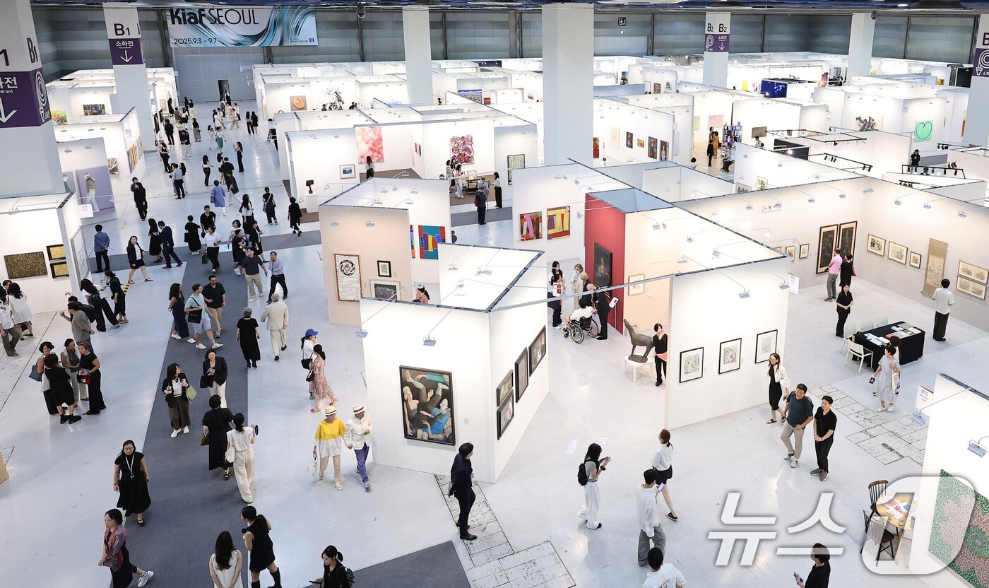 본문 이미지 - 3일 서울 강남구 코엑스에서 열린 국내 최대 규모의 아트페어 &#39;키아프 서울 2025&#39; VIP 프리뷰 데이를 찾은 관람객들이 전시장을 둘러보고 있다. 키아프 서울은 올해 &#39;공진&#39;&#40;Resonance&#41;이라는 주제로, 지속 가능한 미술 생태계 구축을 위해 정부와 프리즈 서울, 다양한 문화예술 기관들과의 협업을 강화했다. 2025.9.3/뉴스1 ⓒ News1 김성진 기자
