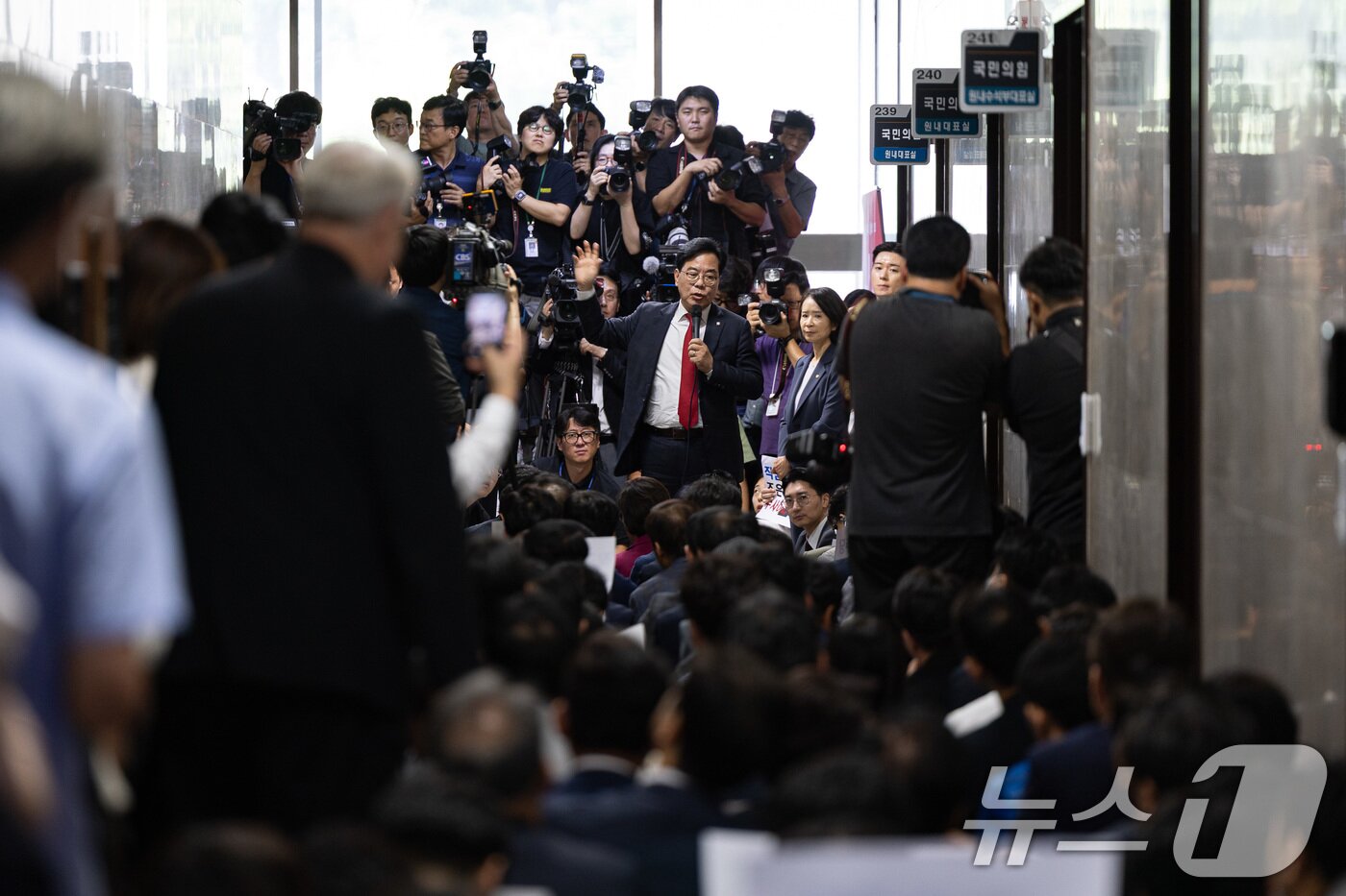 본문 이미지 - 송언석 국민의힘 원내대표가 3일 서울 여의도 국회 국민의힘 원내대표실 앞에서 열린 긴급 의원총회에서 원내대표실 압수수색을 시도한 내란특검을 규탄하고 있다. 2025.9.3/뉴스1 ⓒ News1 유승관 기자
