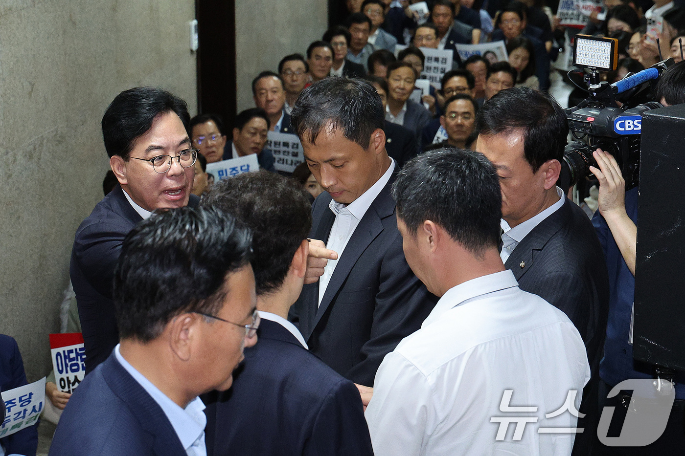 (서울=뉴스1) 신웅수 기자 = 송언석 국민의힘 원내대표가 3일 오후 서울 여의도 국회 국민의힘 원내대표실 앞에서 가진 긴급 의원총회에서 국회 사무처 직원들이 이 모습을 촬영한 것 …