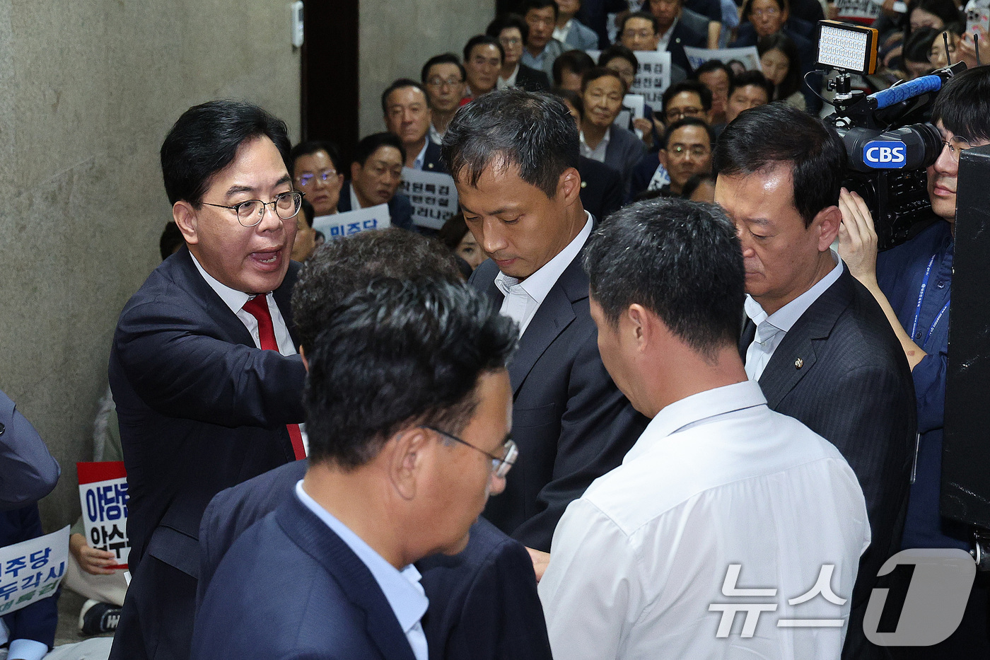 (서울=뉴스1) 신웅수 기자 = 송언석 국민의힘 원내대표가 3일 오후 서울 여의도 국회 국민의힘 원내대표실 앞에서 가진 긴급 의원총회에서 국회 사무처 직원들이 이 모습을 촬영한 것 …