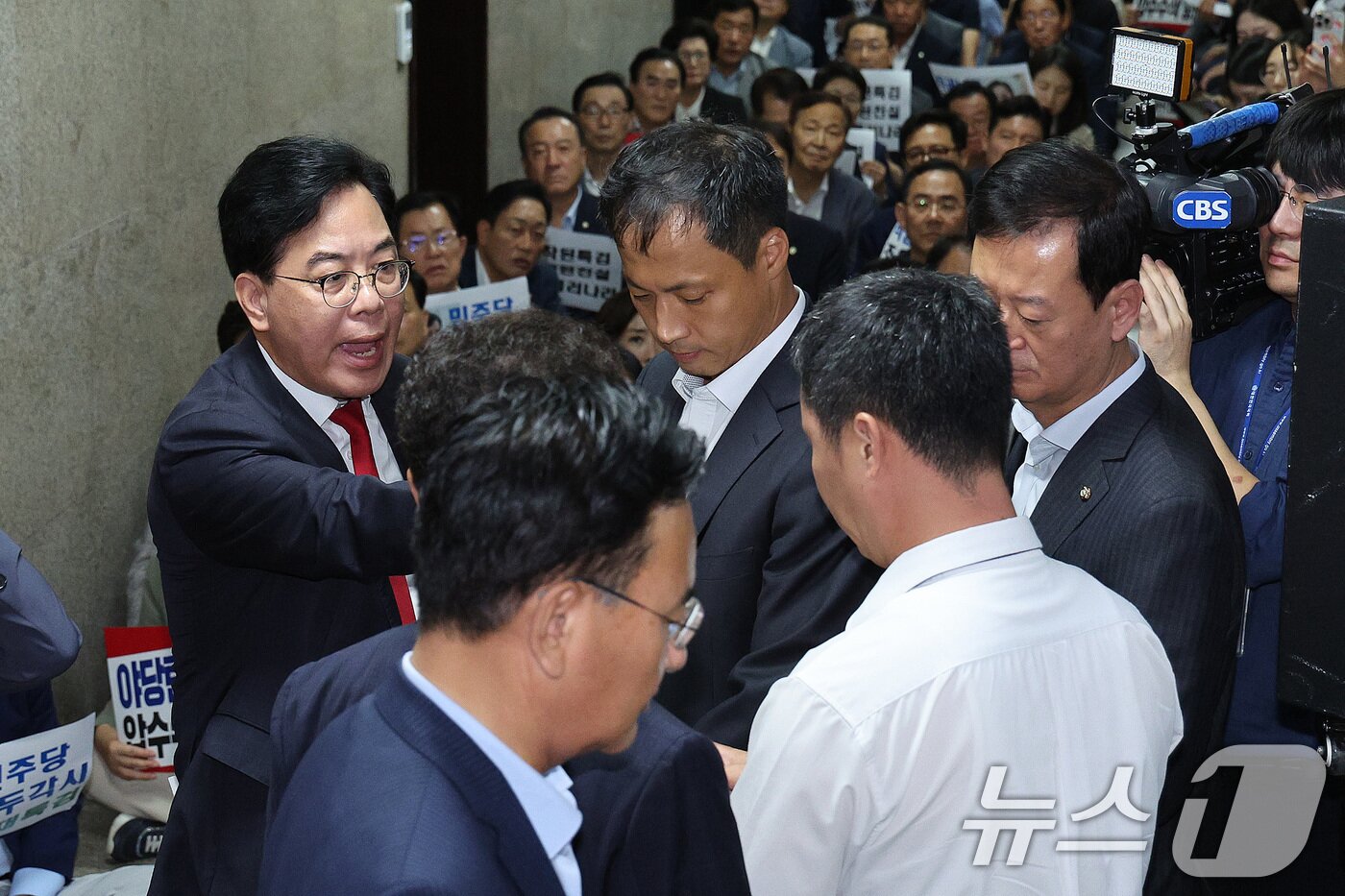 본문 이미지 - 송언석 국민의힘 원내대표가 3일 오후 서울 여의도 국회 국민의힘 원내대표실 앞에서 가진 긴급 의원총회에서 국회 사무처 직원들이 이 모습을 촬영한 것과 관련해 항의하고 있다. 2025.9.3/뉴스1 ⓒ News1 신웅수 기자