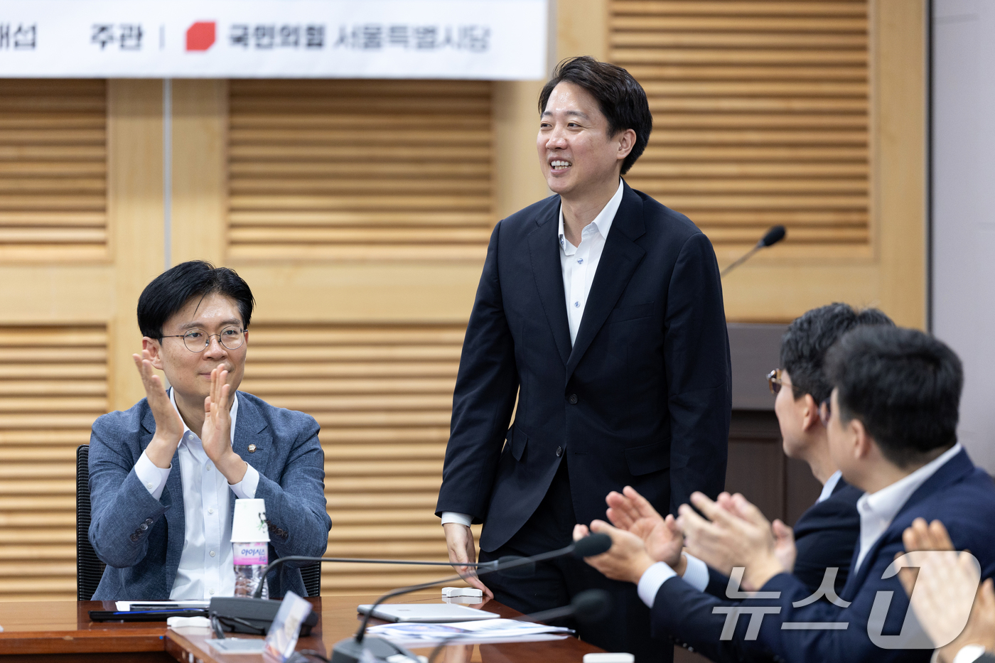 (서울=뉴스1) 이승배 기자 = 이준석 개혁신당 대표가 3일 서울 여의도 국회 의원회관에서 열린 한강, 서울의 미래 '내일이 더 기대되는 서울' 토론회에 참석하고 있다. 2025. …