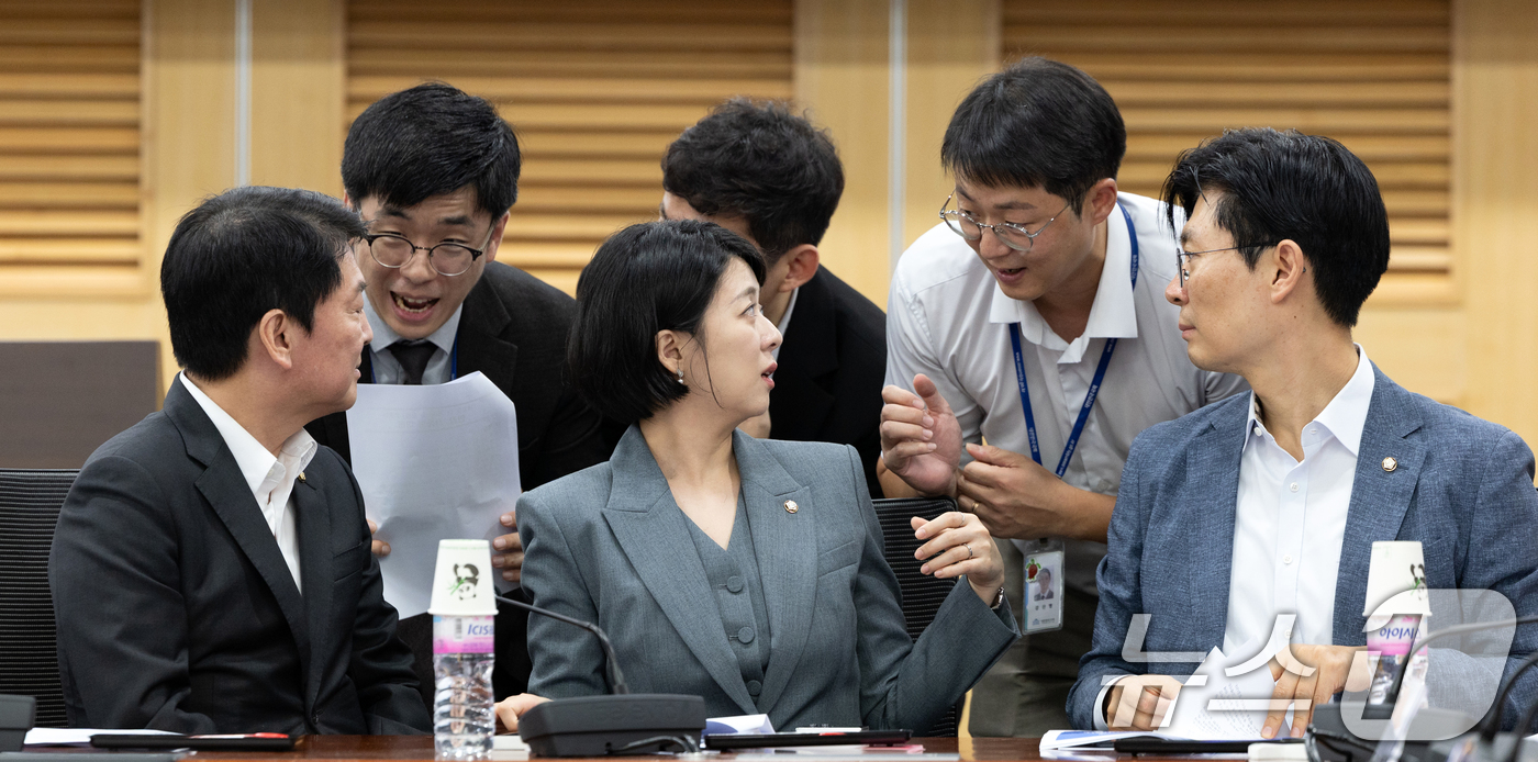 (서울=뉴스1) 이승배 기자 = 3일 서울 여의도 국회 의원회관에서 열린 한강, 서울의 미래 '내일이 더 기대되는 서울' 토론회에 참석한 안철수, 배현진, 조정훈 국민의힘 의원이 …