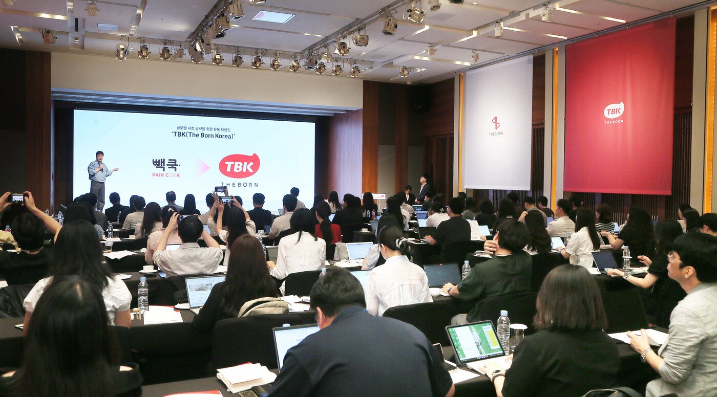 본문 이미지 - 백종원 더본코리아 대표가 'TBK'(The Born Korea) 글로벌 B2B 소스 론칭 시연회를 열고, 글로벌 유통 사업 전략을 발표했다.(더본코리아 제공)