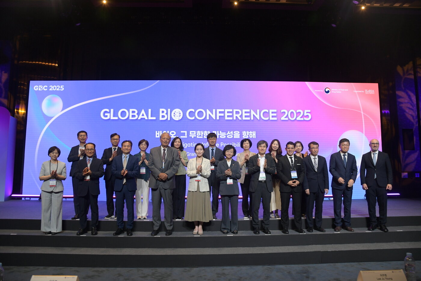 본문 이미지 - 3일 서울 강남구 그랜드 인터컨티넨탈 파르나스 서울호텔에서 열린 '2025 글로벌 바이오 콘퍼런스' 개막식 후 주요 참석자들이 단체 사진을 찍고 있다. (식약처 제공)