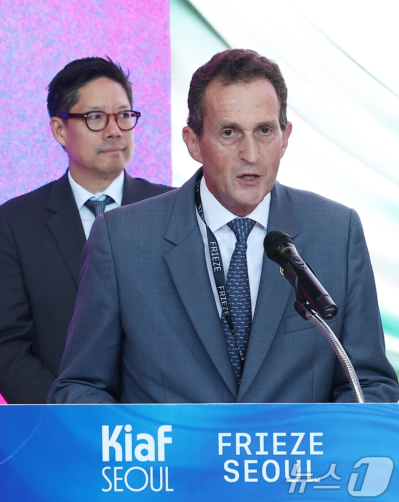 (서울=뉴스1) 김성진 기자 = 사이먼 폭스 프리즈 CEO가 3일 서울 강남구 코엑스에서 열린 글로벌 아트페어 '프리즈 서울 2025' 개막식에서 인사말을 하고 있다. 2025.9 …