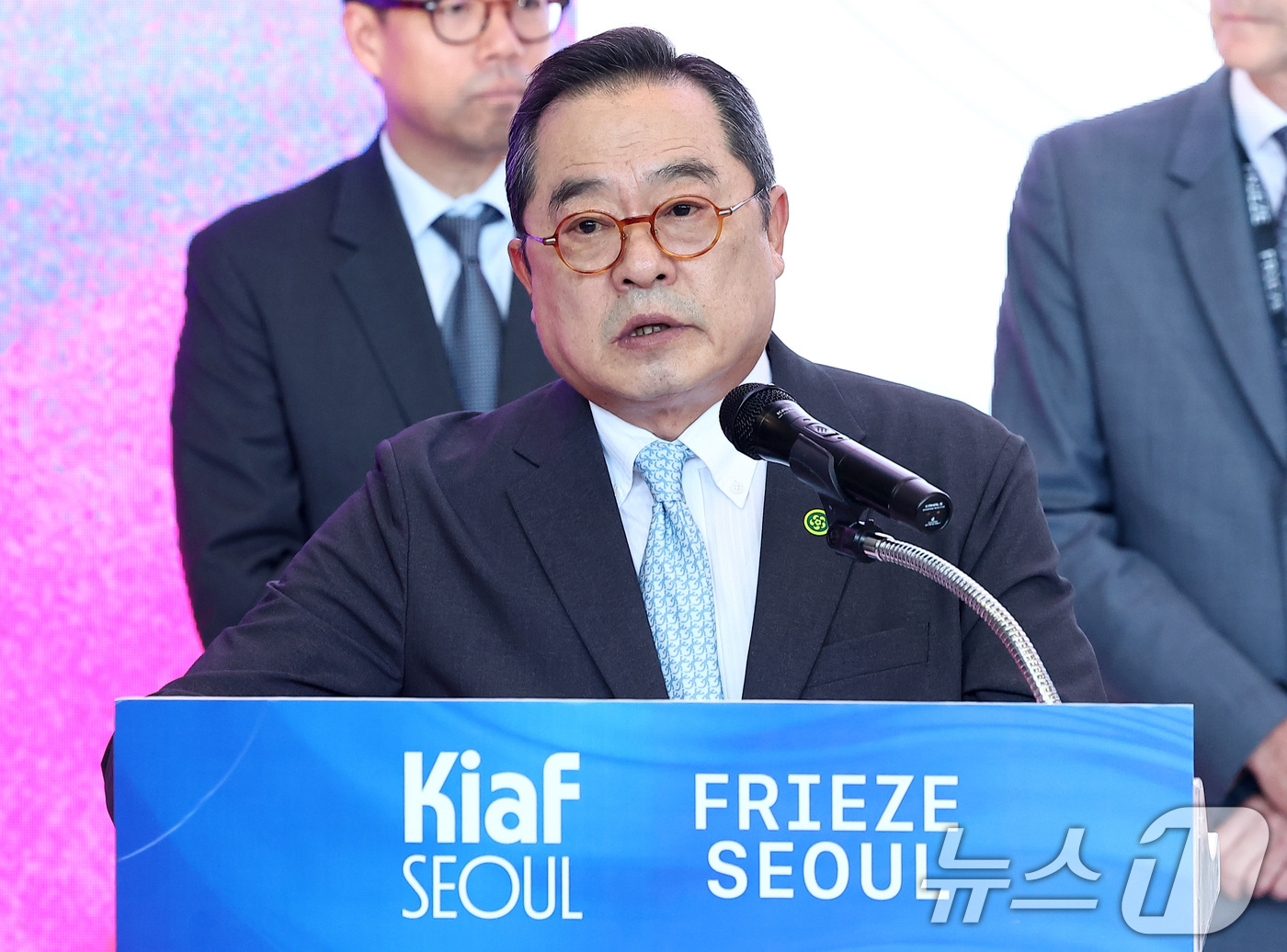 (서울=뉴스1) 김성진 기자 = 구자열 키아프 조직위원장이 3일 서울 강남구 코엑스에서 열린 글로벌 아트페어 '프리즈 서울 2025' 개막식에서 인사말을 하고 있다. 2025.9. …
