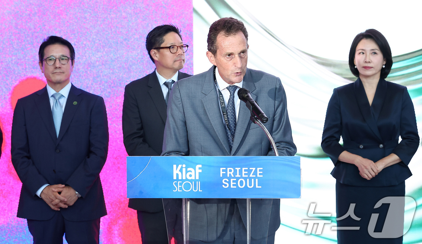 (서울=뉴스1) 김성진 기자 = 구자열 키아프 조직위원장이 3일 서울 강남구 코엑스에서 열린 글로벌 아트페어 '프리즈 서울 2025' 개막식에서 인사말을 하고 있다. 2025.9. …