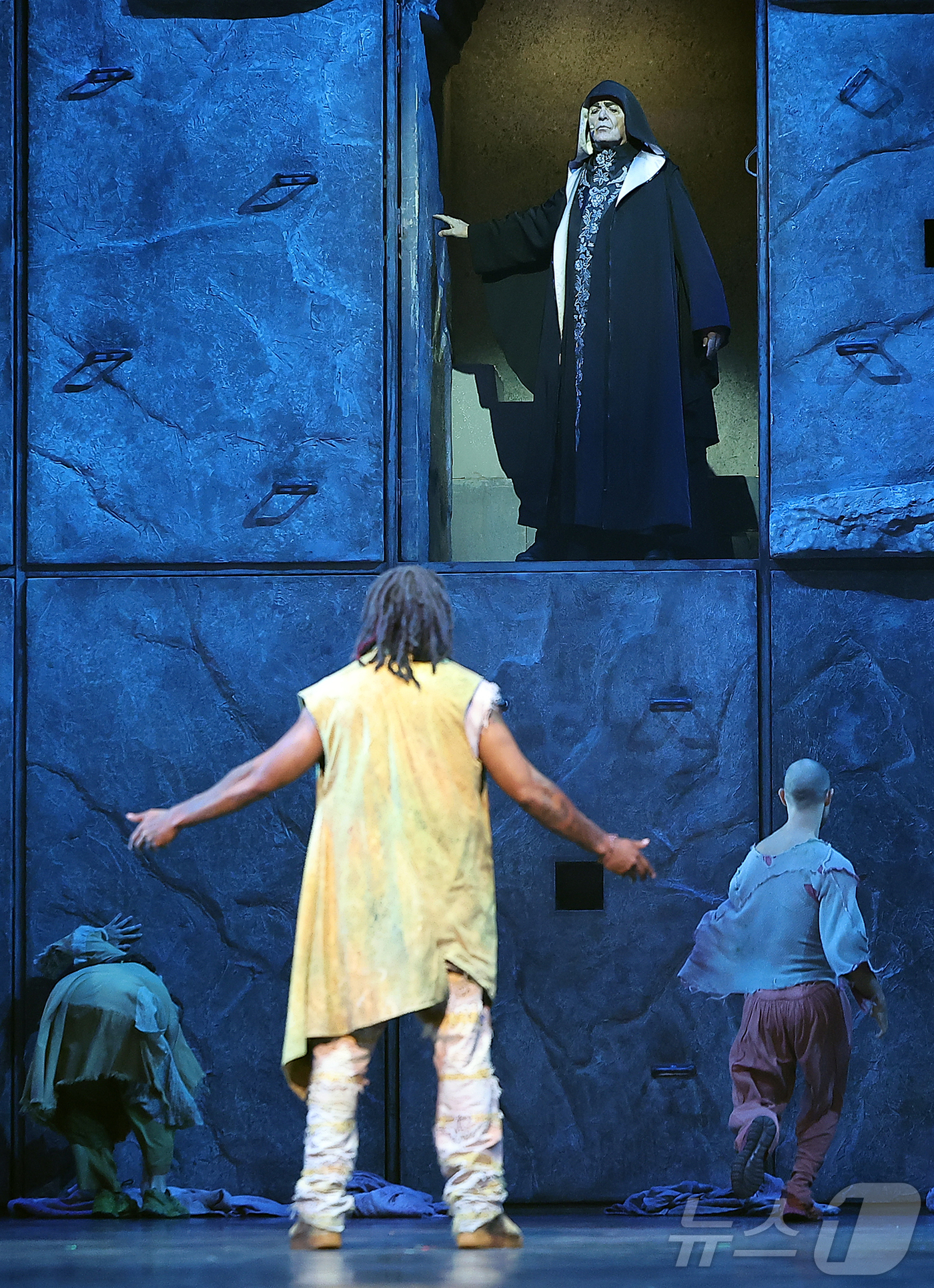 (서울=뉴스1) 김진환 기자 = 3일 오후 서울 종로구 세종문화회관 대극장에서 뮤지컬 ‘노트르담 드 파리’ 프레스콜이 열리고 있다.뮤지컬 '노트르담 드 파리'는 빅토르 위고의 고전 …