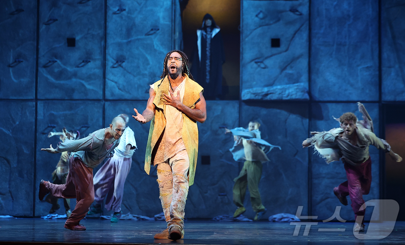 (서울=뉴스1) 김진환 기자 = 3일 오후 서울 종로구 세종문화회관 대극장에서 뮤지컬 ‘노트르담 드 파리’ 프레스콜이 열리고 있다.뮤지컬 '노트르담 드 파리'는 빅토르 위고의 고전 …