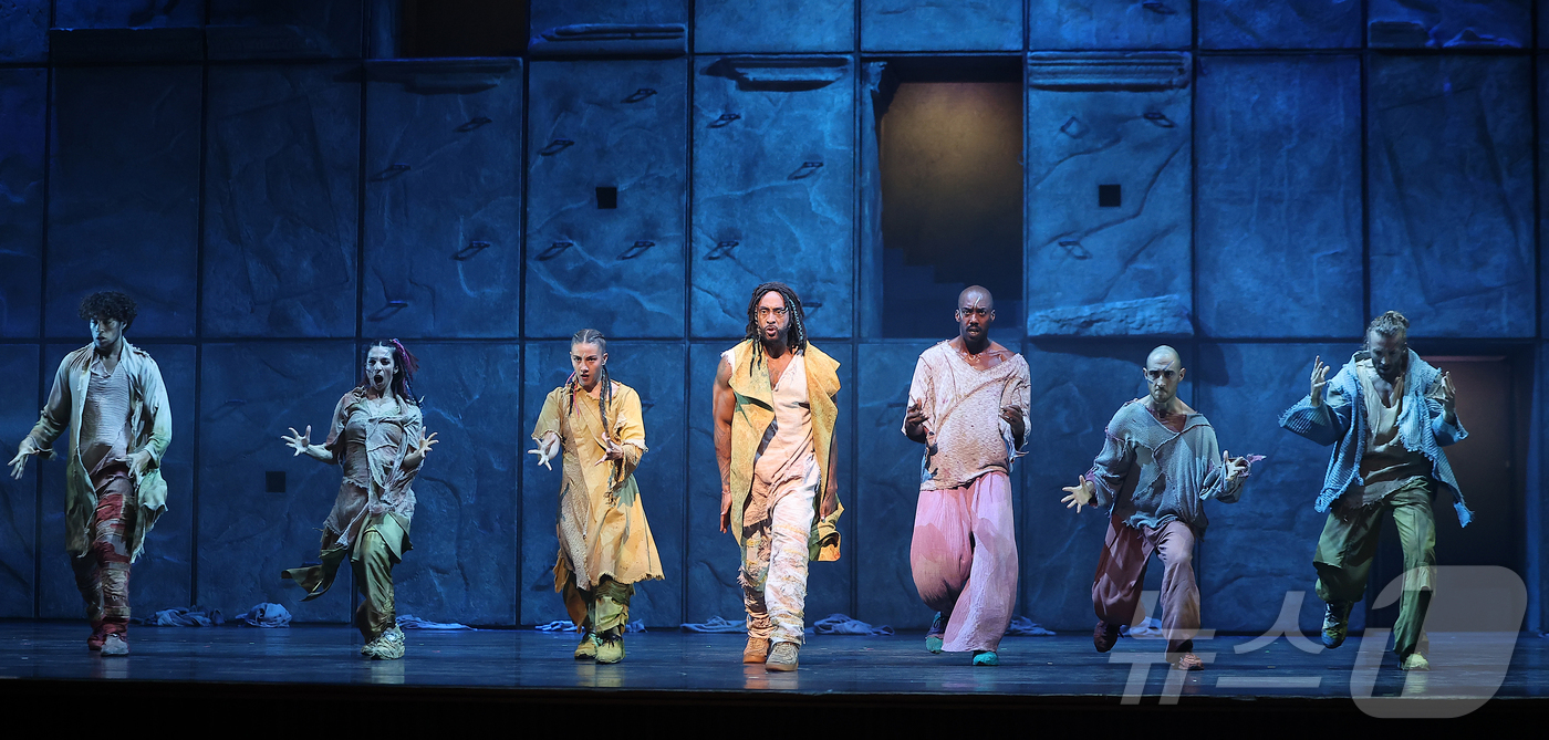 (서울=뉴스1) 김진환 기자 = 3일 오후 서울 종로구 세종문화회관 대극장에서 뮤지컬 ‘노트르담 드 파리’ 프레스콜이 열리고 있다.뮤지컬 '노트르담 드 파리'는 빅토르 위고의 고전 …