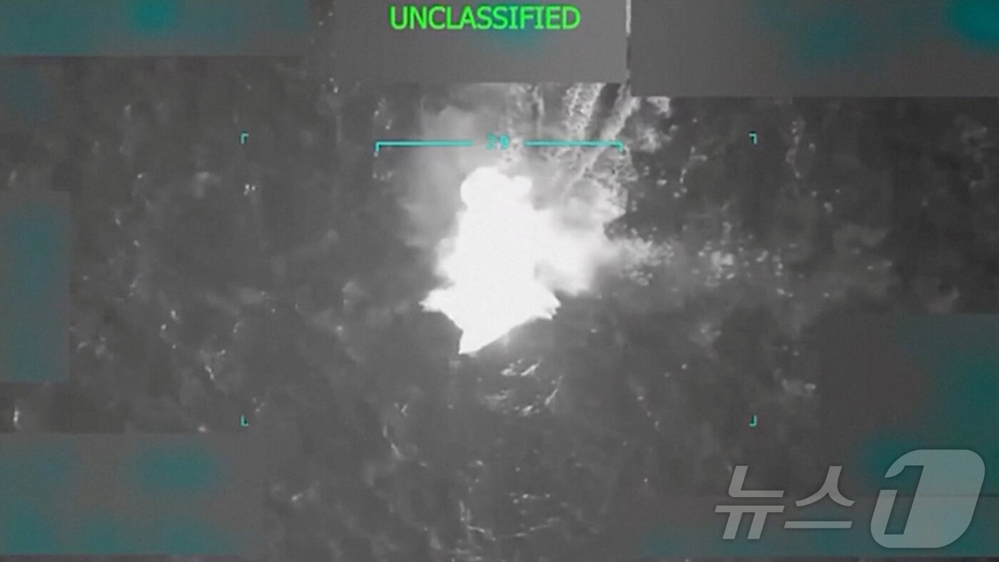 본문 이미지 - 도널드 트럼프 미국 대통령이 불법 마약을 운반해 미국으로 향하고 있다고 밝힌 베네수엘라 선박이 남부 카리브해 항해 중 미군의 공격을 받는 장면. 2일 트럼프 대통령이 트루스소셜에 게시한 영상 캡처. 2025.09.03. ⓒ 로이터=뉴스1 ⓒ News1 권영미 기자