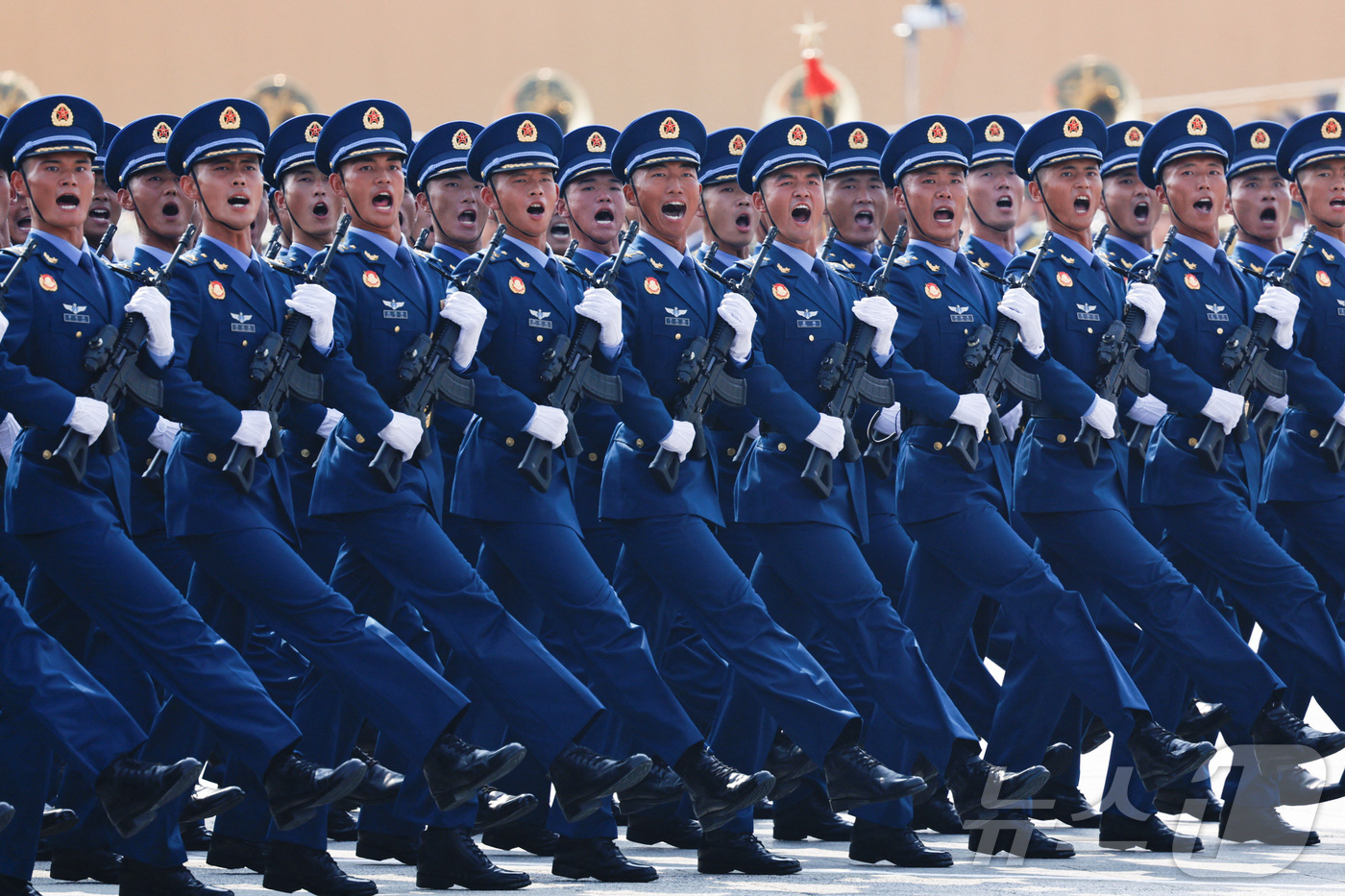 (베이징 로이터=뉴스1) 권영미 기자 = 3일 중국 베이징에서 열린 제2차 세계대전 종전 80주년 기념 군사 퍼레이드에서 중국 공군 장병들이 행진하고 있다.2025.09.03.ⓒ …