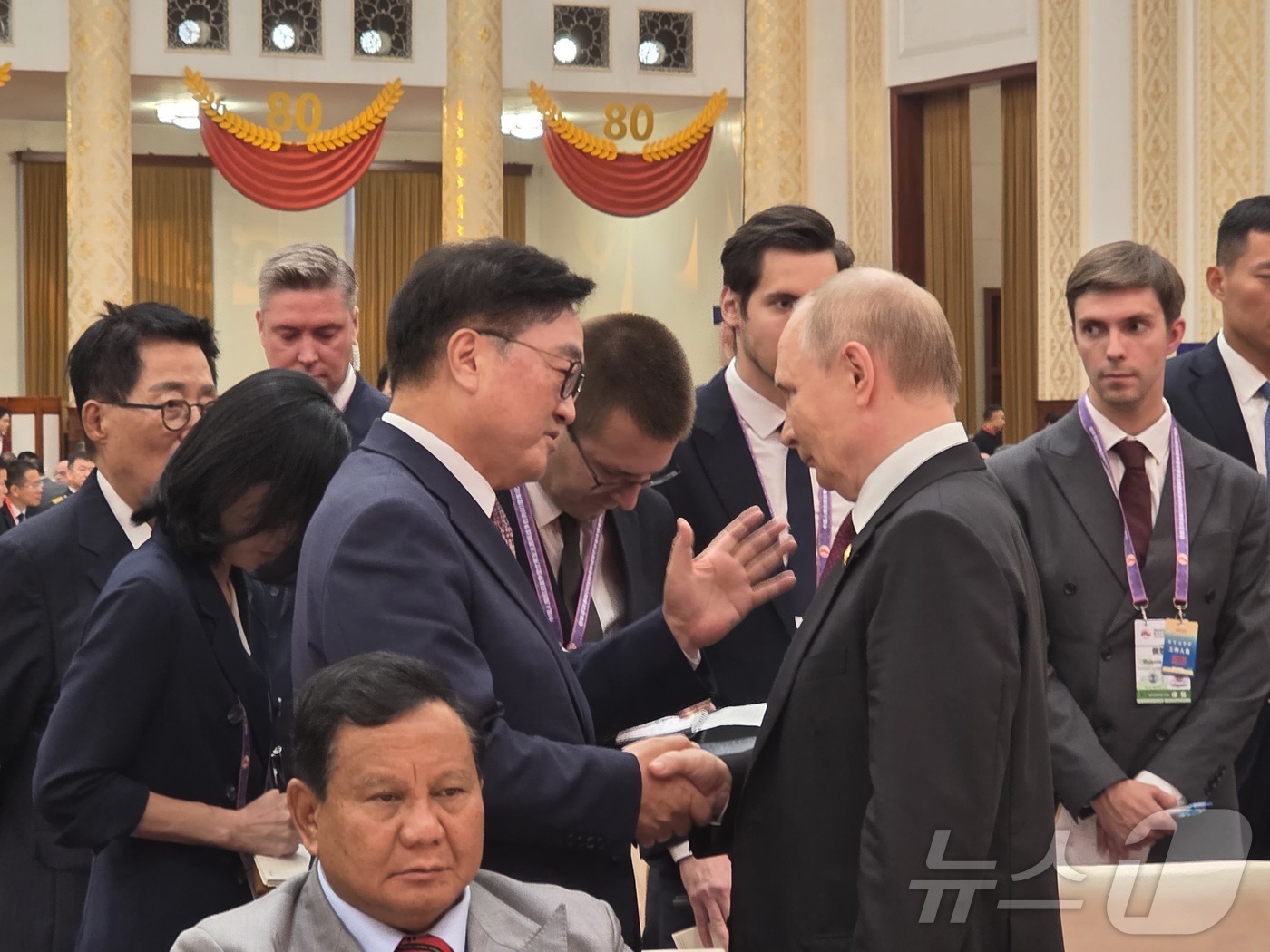 (베이징=뉴스1) 김일창 기자 = 우원식 국회의장이 3일 중국 베이징에서 열린 전승절 80주년 기념식 리셉션에서 블라디미르 푸틴 러시아 대통령과 대화하고 있다. (국회의장실 제공) …