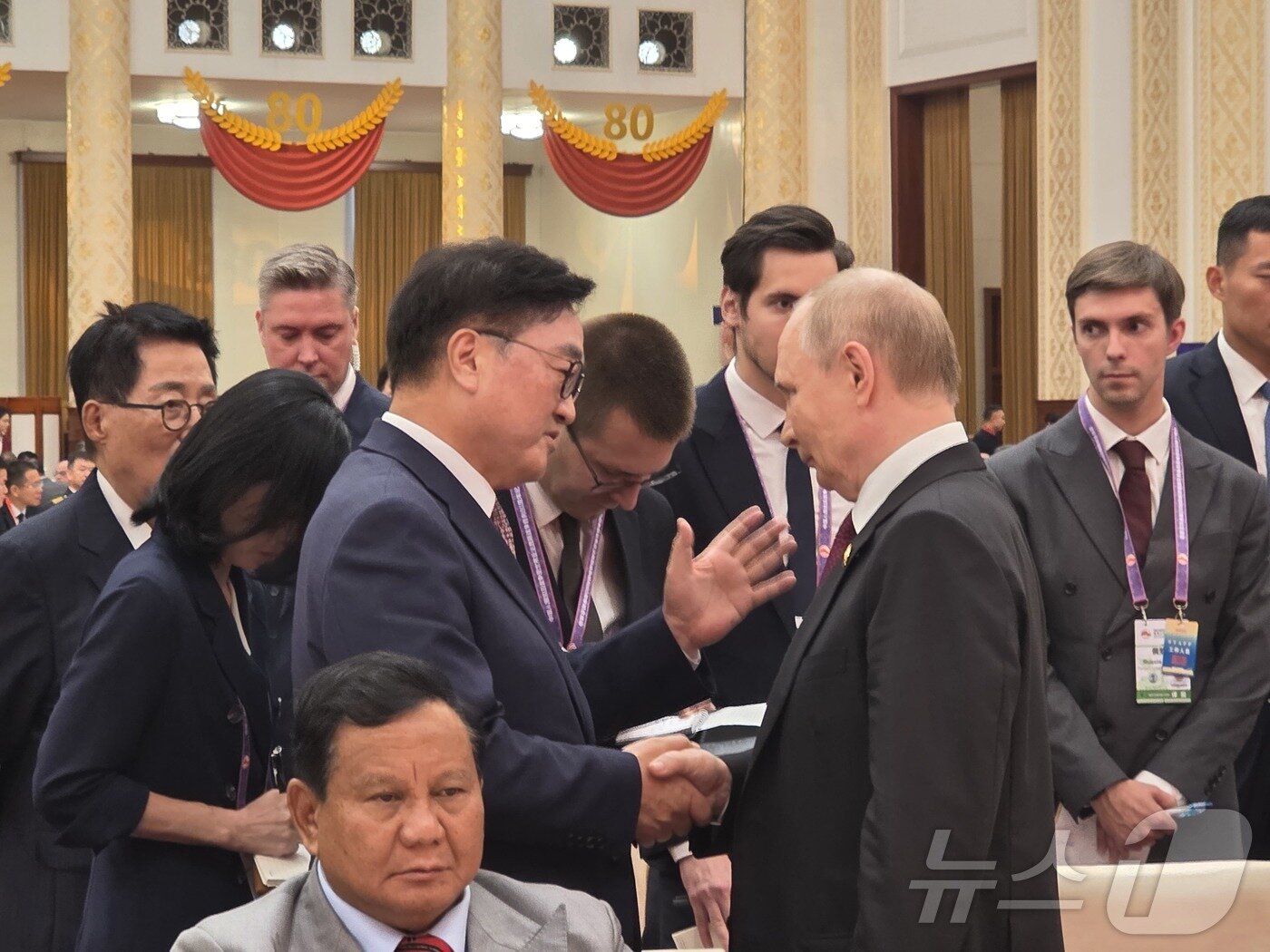 National Assembly Speaker Woo Won-shik converses with Russian President Vladimir Putin at the 80th Victory Day anniversary reception in Beijing, China on Wednesday. &#40;Provided by the National Assembly Speaker&#39;s Office&#41; 2025.9.3 / News1