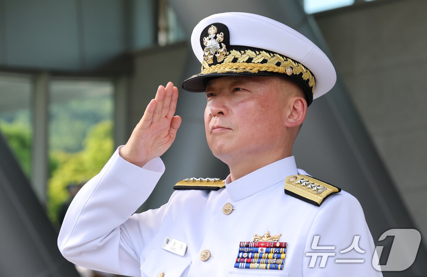 본문 이미지 - 강동길 신임 해군참모총장이 3일 충남 계룡대에서 열린 해군참모총장 이·취임식 및 양용모 대장 전역식에서 거수경례를 하고 있다. 2025.9.3/뉴스1 ⓒ News1 김기태 기자