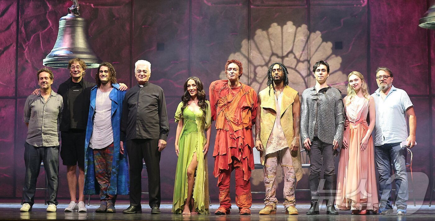 본문 이미지 - 3일 오후 서울 종로구 세종문화회관 대극장에서 열린 뮤지컬 ‘노트르담 드 파리’ 프레스콜에서 제작진 및 출연진들이 기념 촬영을 하고 있다. 사진 왼쪽부터 프로듀서 니콜라스 타라, 안무가 마르티노 밀러, 배우 플로 칼리, 다니엘 라부아, 엘하이다 다니, 안젤로 델 베키오, 제이, 존 아이젠, 엠마 르핀, 웨인 폭스 예술감독 뮤지컬 '노트르담 드 파리'는 빅토르 위고의 고전 '노트르담 드 파리'를 원작으로 한 작품으로 15세기 파리를 배경으로 에스메랄다를 둘러싼 콰지모도, 프롤로, 페뷔스 세 인물의 비극적인 사랑을 통해 인간의 욕망과 편견, 사회의 부조리를 그렸으며, 모든 대사가 음악으로 구성된 '성스루' 형식으로 풀어냈다. 2025.9.3/뉴스1 ⓒ News1 김진환 기자