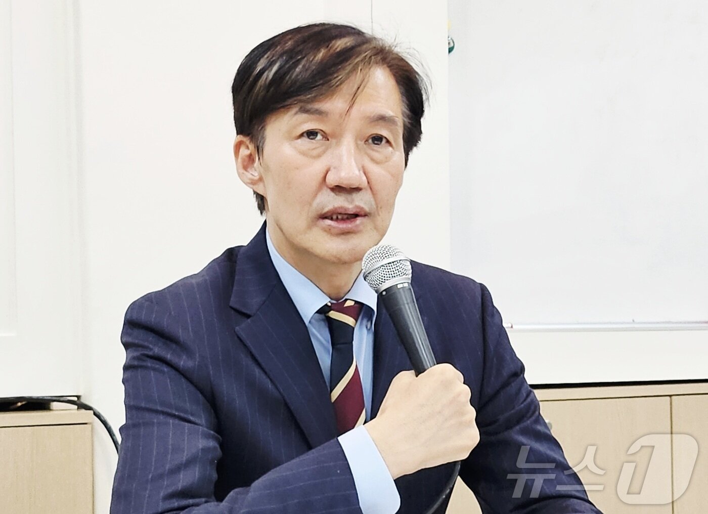 본문 이미지 - 조국 조국혁신당 혁신정책연구원장이 3일 오후 대구 수성구 사회적 협동조합 &#39;지식과 세상&#39;에서 기자들과 만나 질의답변을 하고 있다. 2025.9.3/뉴스1 ⓒ News1 남승렬 기자