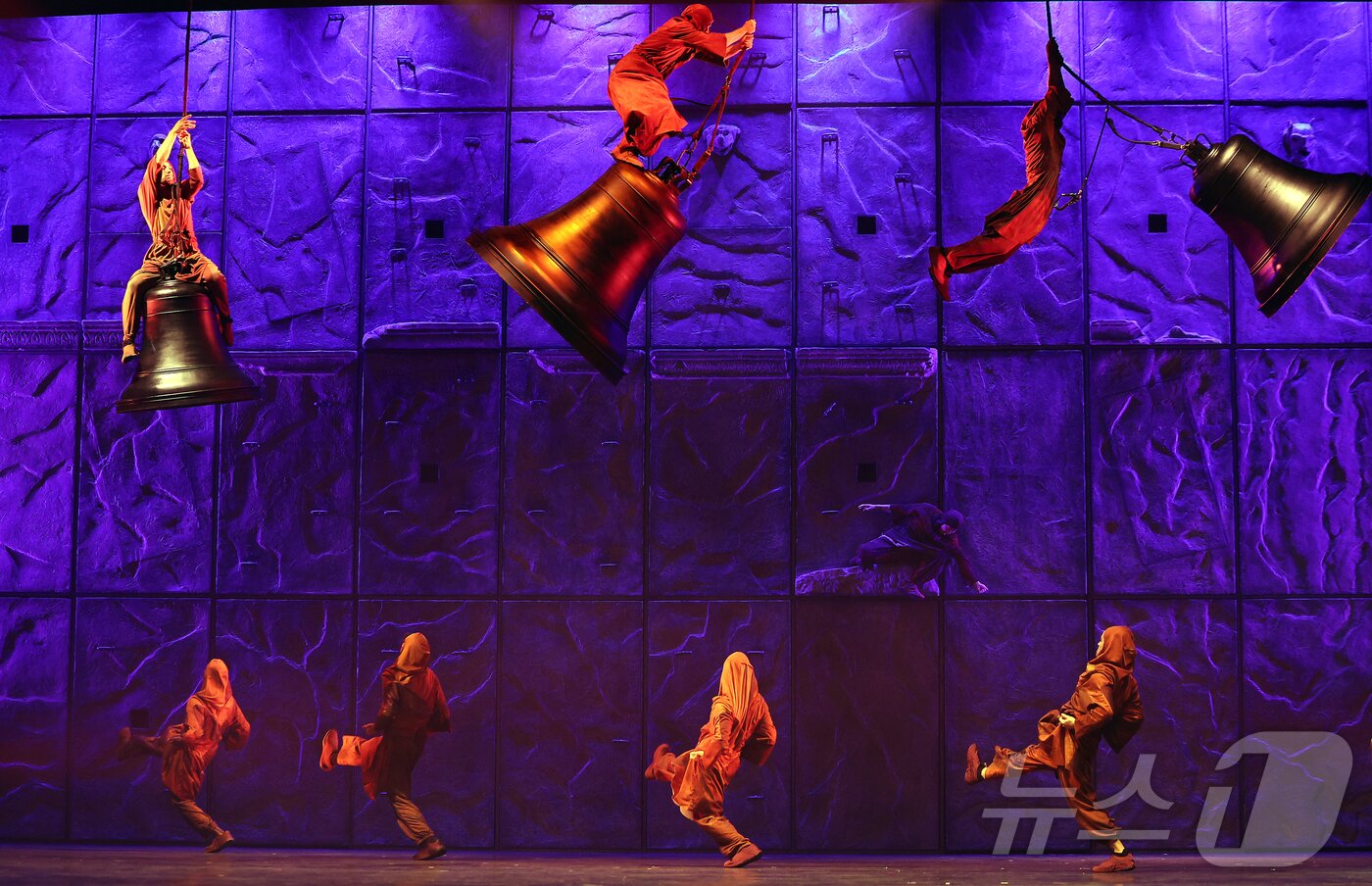 본문 이미지 - 3일 오후 서울 종로구 세종문화회관 대극장에서 뮤지컬 ‘노트르담 드 파리’ 프레스콜이 열리고 있다. 뮤지컬 '노트르담 드 파리'는 빅토르 위고의 고전 '노트르담 드 파리'를 원작으로 한 작품으로 15세기 파리를 배경으로 에스메랄다를 둘러싼 콰지모도, 프롤로, 페뷔스 세 인물의 비극적인 사랑을 통해 인간의 욕망과 편견, 사회의 부조리를 그렸으며, 모든 대사가 음악으로 구성된 '성스루' 형식으로 풀어냈다. 2025.9.3/뉴스1 ⓒ News1 김진환 기자