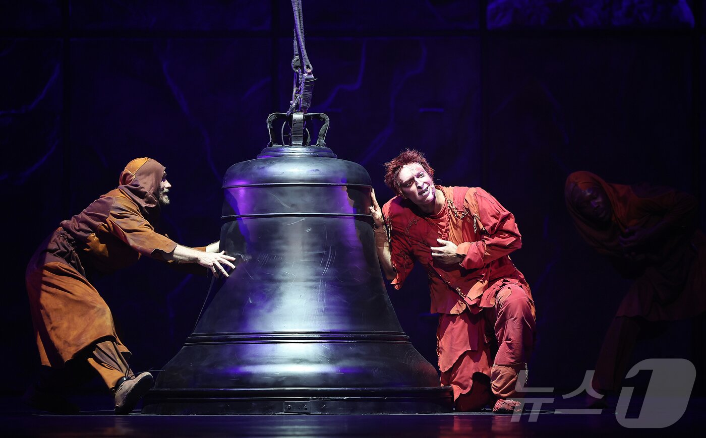 본문 이미지 - 뮤지컬 배우 안젤로 델 베키오가 3일 오후 서울 종로구 세종문화회관 대극장에서 열린 뮤지컬 ‘노트르담 드 파리’ 프레스콜애서 열정적인 연기를 펼치고 있다. 뮤지컬 '노트르담 드 파리'는 빅토르 위고의 고전 '노트르담 드 파리'를 원작으로 한 작품으로 15세기 파리를 배경으로 에스메랄다를 둘러싼 콰지모도, 프롤로, 페뷔스 세 인물의 비극적인 사랑을 통해 인간의 욕망과 편견, 사회의 부조리를 그렸으며, 모든 대사가 음악으로 구성된 '성스루' 형식으로 풀어냈다. 2025.9.3/뉴스1 ⓒ News1 김진환 기자