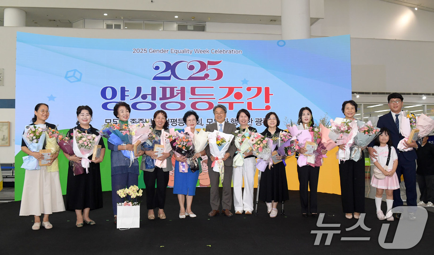 (광주=뉴스1) 박준배 기자 = 강기정 광주시장이 3일 오후 시청 시민홀에서 열린 2025 양성평등주간 기념행사에 참석해 유공자 시상을 한 후 기념촬영을 하고 있다.(광주시 제공. …