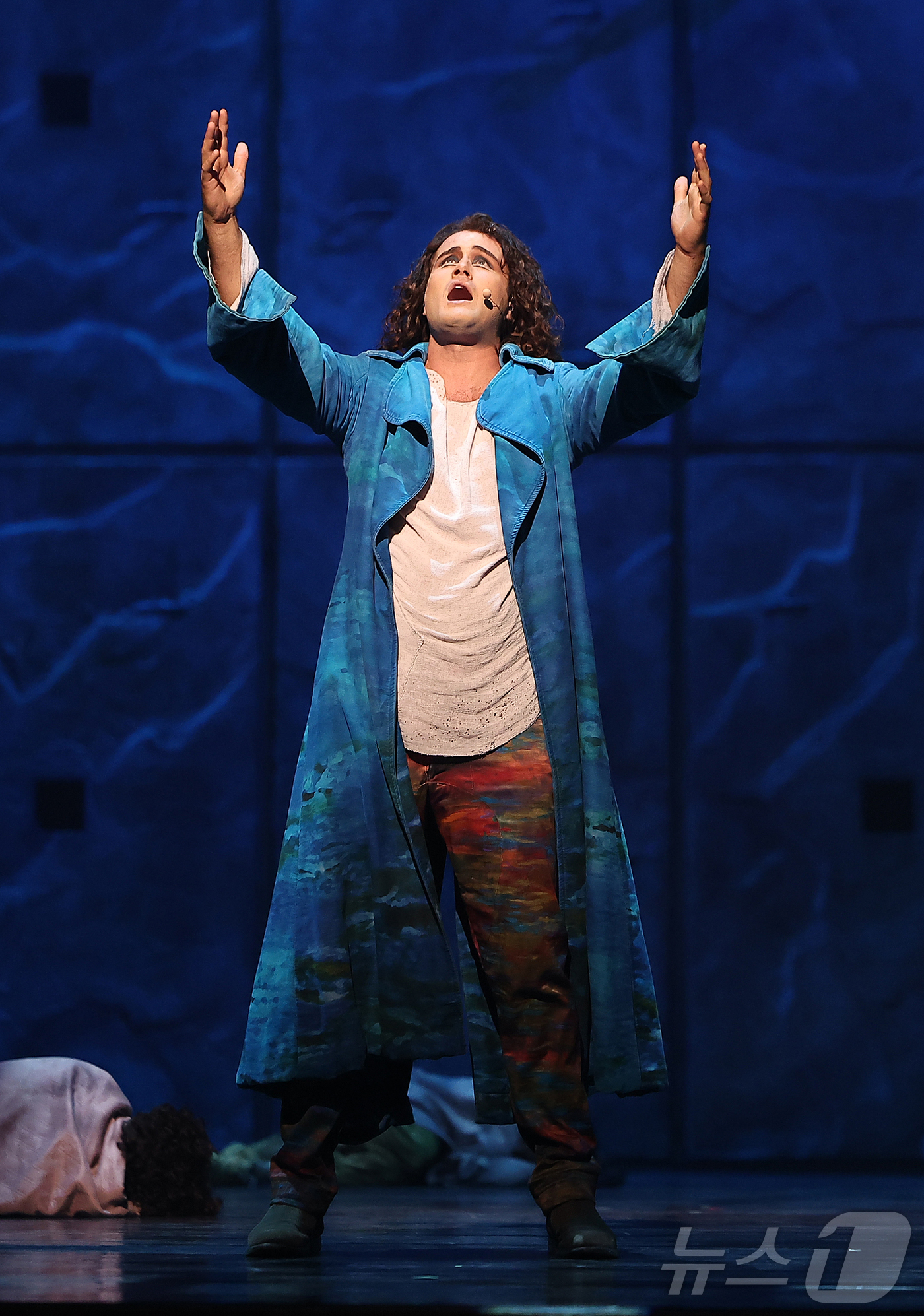 (서울=뉴스1) 김진환 기자 = 뮤지컬 배우 플로 칼리가 3일 오후 서울 종로구 세종문화회관 대극장에서 열린 뮤지컬 ‘노트르담 드 파리’ 프레스콜애서 열정적인 연기를 펼치고 있다. …