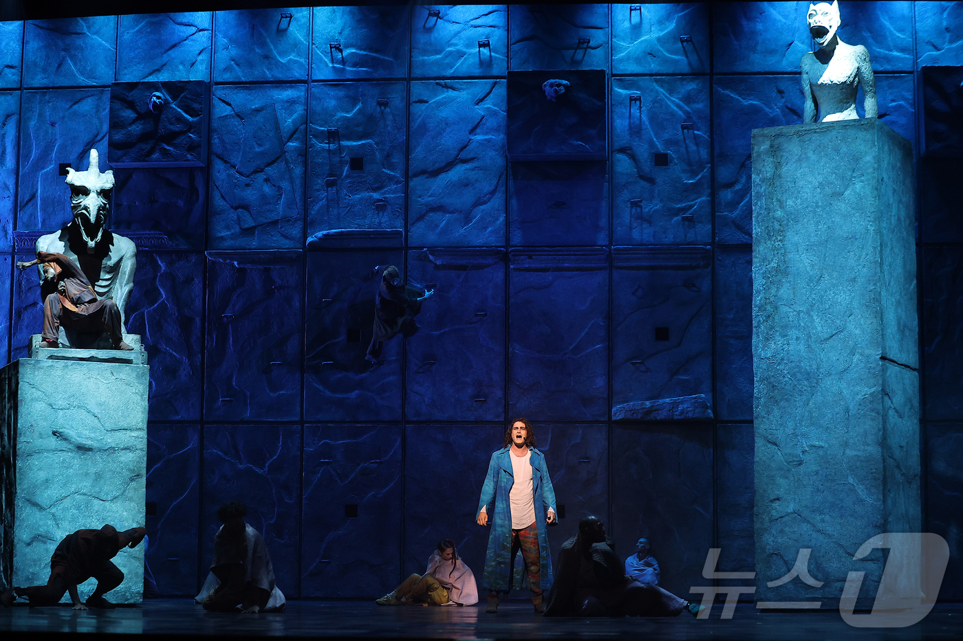 (서울=뉴스1) 김진환 기자 = 뮤지컬 배우 플로 칼리가 3일 오후 서울 종로구 세종문화회관 대극장에서 열린 뮤지컬 ‘노트르담 드 파리’ 프레스콜애서 열정적인 연기를 펼치고 있다. …